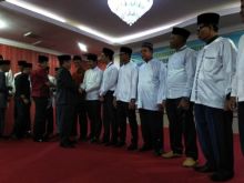 Bupati Bengkalis Amril Mukminin menyalami pengurus DDI Bengkalis yang dilantik/hari