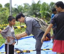 Sebelum mengikuti kompetisi wall climbing, salah satu pelajar SD dipakaikan body harnes untuk keselamatan/ist