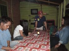 Kapolsek Cerenti AKP G. Lumban Toruan saat mendatangi sejumlah warung yang menjual minuman keras jenis tuak/zar