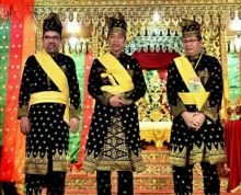 Ketua LAMR Pelalawan kritik cara berbusana Jokowi saat terima gelar adat