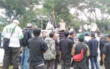 Massa FPI Kawal Pemeriksaan Habib Bahar 