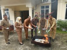 Disdukcapil Pelalawan musnahkan KTP elektronik yang rusak/