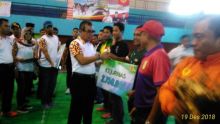 Bupati Kuansing Mursini memberikan bonus pada atlet prestasi Kuansing, saat membuka Kejurkab KONI/zar