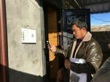 China pasang alat QR Code di rumah muslim Uighur 