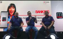 Manager Digital Regional Expansion Sumbagteng Telkomsel Wahyudanto Sudoyono (kiri), General manager Sales Regional Sumbagteng Ihsan (tengah), Manager Digital Banking Business Sales and Partnership Telkomsel, Very Hananto (kanan) dalam launching aplikasi mBanking/ist