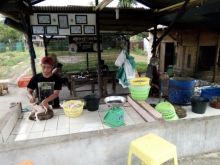 Padlan salah satu pedagang daging ayam potong di Jalan Antara Ujung Bengkalis/hari
