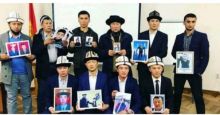 Para orang tua muslim Uighur yang mencari anaknya yang hilang 