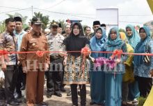  Hj Zulaikhah Wardan SSos ME meresmikan lembaga Pendidikan Anak Usia Dini (PAUD) Permata Hati Kecamatan Pelangiran/rgo