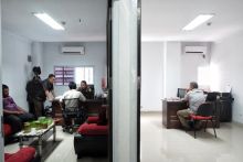 Dua dari Lima Tersangka Dugaan korupsi Pembangunan Drainase Paket A tengah diperiksa di Kejari Pekanbaru. Foto. Amri