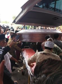 Jenazah Azis Zaenal tiba di Rumah duka