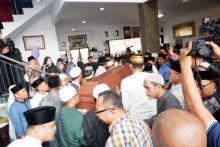 Peti Jenazah Bupati Kampar H. Azis Zaenal tiba dirumah duka Jl. Punai Sukajadi