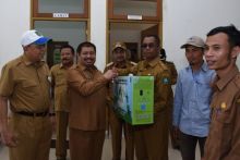 Bupati Amril secara simbolis menyerahkan menyerahkan peralatan PLTS (Pembangkit Listrik Tenaga Surya) kepada warga di 3 desa di Kecamatan Talang Muandau./hari