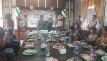 Bupati Kuansing Drs. H. Mursini, M.Si diberikan nasi Tumpeng oleh isteri tercinta Dra Hj Emi Safitri/zar