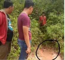 Polisi saat mengevakuasi bocah korban pembunuhan di Perawang/lin