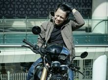 Ariel Noah pakai sepeda motor