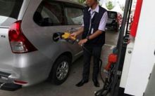 Pengisian bahan bakar minyak mobil/int