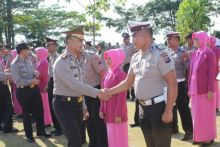 Kapolres Kuansing AKBP Muhammad Mustofa, S.Ik. M.Si memberi ucapan selamat kepada personil Polres yang naik pangkat/zar