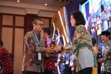 Bupati Kuansing Drs. H. Mursini, M.Si saat menerima Penghargaan dari Kementrian Keuangan Sri Mulyani/zar