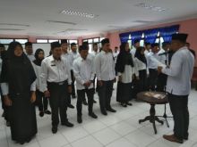 Ketua KPU Kabupaten Bengkalis, Defitri Akbar lantik 22 PPK baru untuk 11 kecamatan, Rabu (2/1/19)/hari