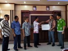 Kepala Dinas Lingkungan Hidup Pelalawan Samsul Anwar menyerahkan penghargaan kepada Direktur CD PT RAPP, Marzum/ist