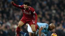 Striker Liverpool M Salah meringis menahan sakit setelah ditekel bek City, Vincent Kompany. Saat ini, video yang menayangkan adegan itu sudah beredar di media sosial. Foto: int 