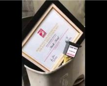 Demokrat membuang piala kebohongan dari PSI ke tempat sampah