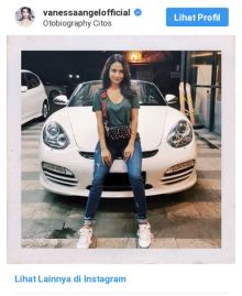 Vanessa Angel terlihat duduk di atap kap mesin mobil sport miliknya, yakni Porsche Boxster lansiran 2010 berkelir putih./int