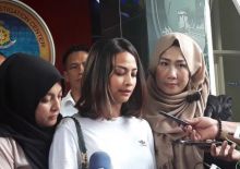 Vanessa Angel diperbolehkan pulang setelah diperiksa selama 24 jam di Mapolda Jatim. Foto: int 