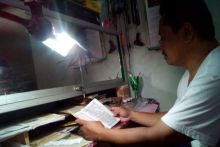 Nurhadi di kios pijatnya di Pasar Brayung, Kecamatan Mejobo, Kabupaten Kudus, Jawa Tengah. Foto; int 