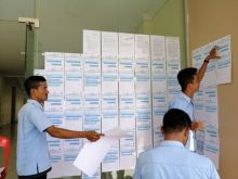 Pegawai honor BKD menempel nama-nama peserta CPNS yang lulus di depan kantor BKD,  Senin 7 Januari 2019/mad