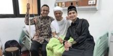 Anies Baswedan saat jenguk Ustadz Arifin Ilham