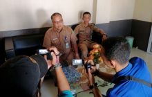 Sekretaris BKD, Bakharuddin didampingi Kasi Penerimaan Pegawai, Budi Hariandika memberikan keterangan pers/mad