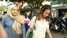 Artis Vanessa Angel diperbolehkan pulang setelah menjalani pemeriksaan di Mapolda Jatim. Foto: int 
