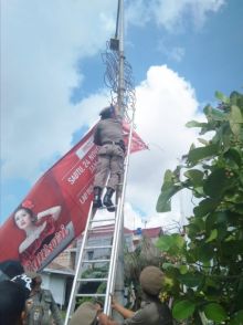 Penertiban iklan rokok yang izinnya kadaluarsa di Kota Pangkalan Kerinci/ardi