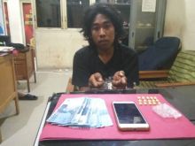 Tersangka dan barang bukti yang diamankan polisi/pno