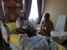 Bupati Kuansing Drs. H. Mursini, M.Si saat membezuk Badurahmin warga Petai/zar  