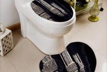 Penutup kloset dan keset bergambar kaligrafi yang dijual melalui Amazone. 