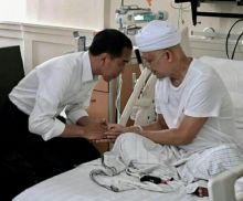 Presiden Jokowi jenguk Ustaz Arifin Ilham di rumah sakit