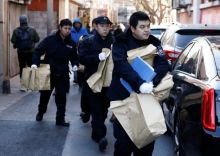 Polisi membawa barang bukti dari peristiwa penyerangan siswa SD/ foto:reuters