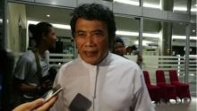 Rhoma Irama mendatangi RSCM guna menjenguk ustaz Arifin Ilham malam ini. Foto: int 