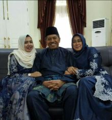 Wabup Siak Alfedri bersama istri dan anaknya/lin