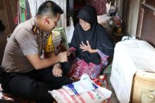 Kapolres Dumai AKBP Restika Pardamean Nainggolan SIK didampingi Kasat Binmas Polres Dumai AKP Rachmat M. Salihi, S.I.K, M.H memberikan bantuan/pno