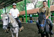 Arie Untung saat bersama Ustaz Arifin Ilham (foto/instagram) 