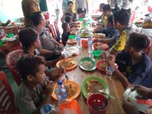 Kapolres Indragiri Hilir (Inhil) AKBP Christian Rony Putra  makan siang bersama anak-anak terlantar dan putus sekolah/rgo