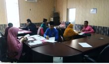 Sejumlah panitia sedang melayani pemberkasan guru yang lulus menjadi CPNS Kepulauan Meranti/mad