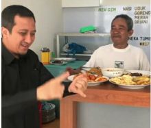 Minuman kopi Ustaz Yusuf Mansur digratiskan pedagang ini (foto/int) 