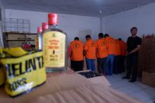 Enam orang tersangka diamankan polisi terkait terungkapnya Home Industri Miras Oplosan, Sabtu, (12/1/2019). Foto. Amri