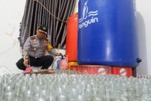 Kapolresta Pekanbaru Kombes Pol Susanto saat mencoba proses produksi Miras Oplosan, Senin (14/1/2019). Foto. Amri