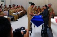 Bupati Irwan menyerahkan DPA untuk seluruh OPD di lingkungan Pemkab Meranti. Foto: mad 