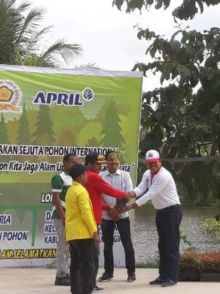 Suasana penanaman pohon di areal Danau Masjid Kari, di Kecamatan Kuantan Tengah, Kuansing. Foto: zar 